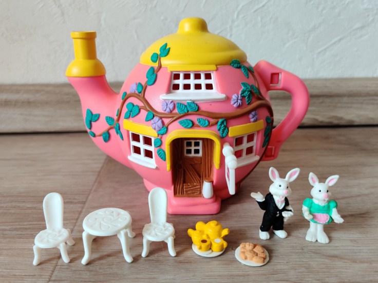 Teeny Weeny Families Hippity Hop Cafe -leikkisetin kaikki osat.
