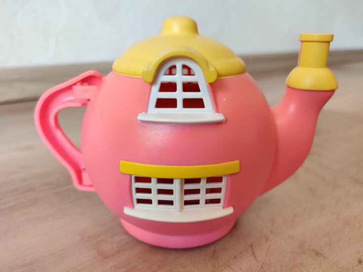 Teeny Weeny Families Hippity Hop Cafe teekannu takaapäin kuvattuna.