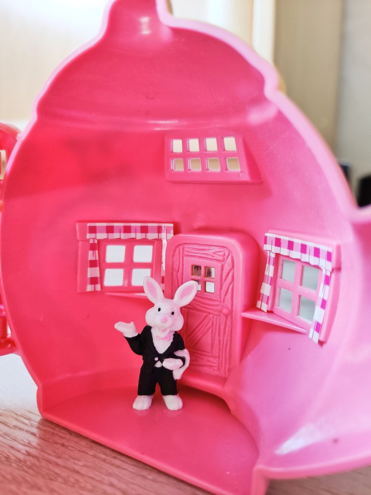 Teeny Weeny Families Hippity Hop Cafe teekannu sisältä, etuoven puoli.