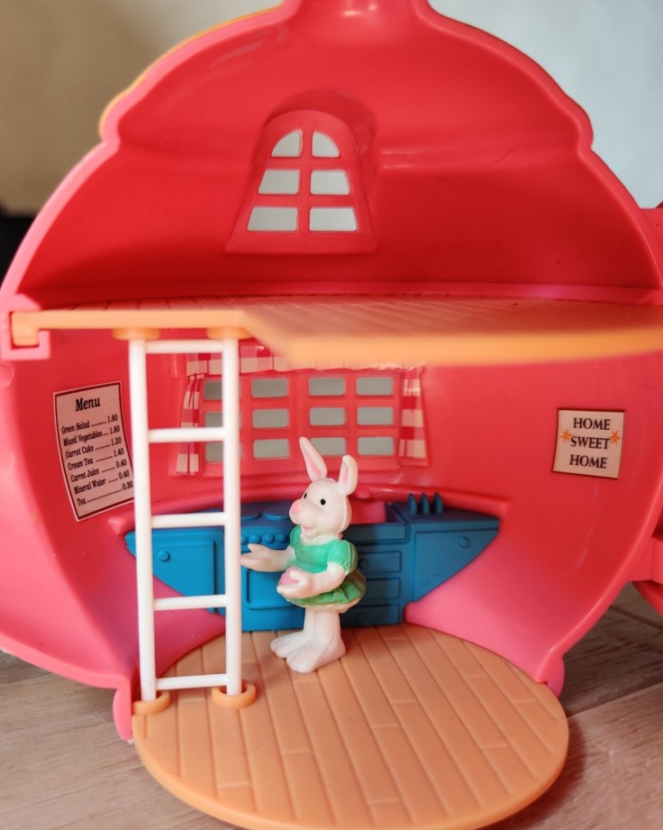 Teeny Weeny Families Hippity Hop Cafe teekannun takaosa sisältä, ylhäällä on tyhjä yläkerta ja alhaalla on keittiö.