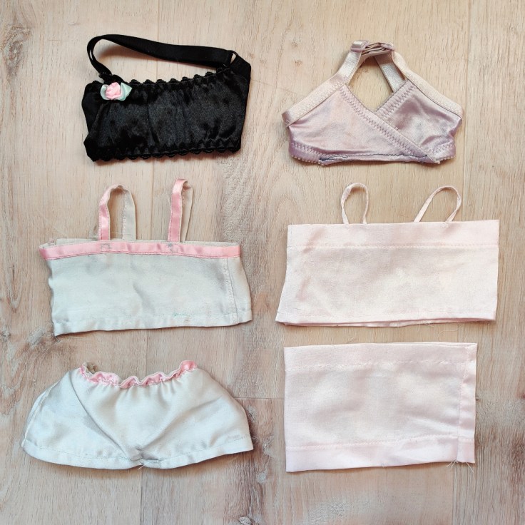 Itse tehtyjä nuken aluspaitoja ja housuja 1990-luvulta.