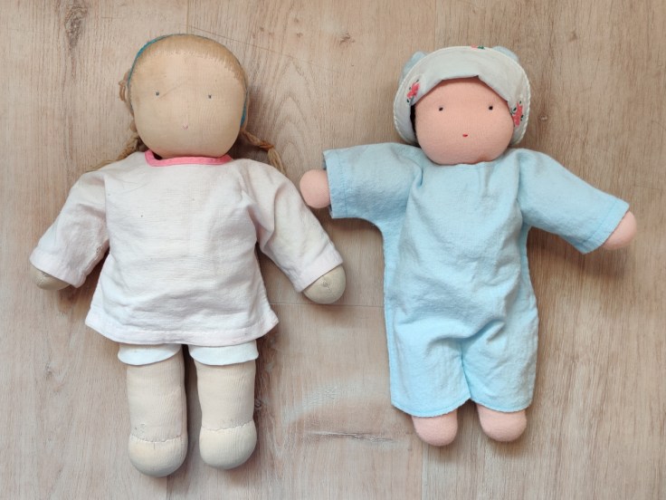 Valmiina ostettuja Steinernukkeja 1980- ja 1990-luvulta alkuperäisessä vaatetuksessaan.