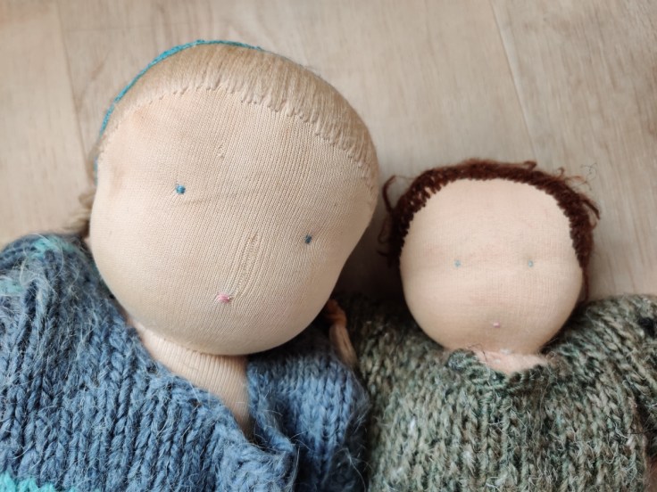 Kaksi Steinernukkea 1980- ja 1990-luvulta, kasvot lähikuvassa.