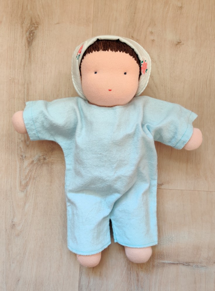 Ruskeatukkainen Steinernukke 1990-luvun lopulta alkuperäisissä vaatteissaan.