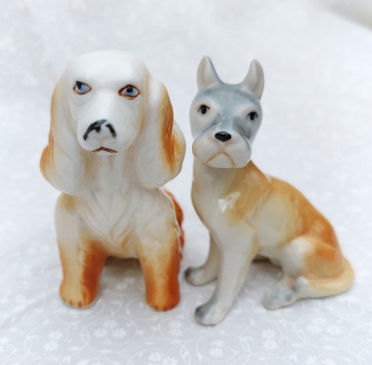 Keraamisia koirafiguureja.