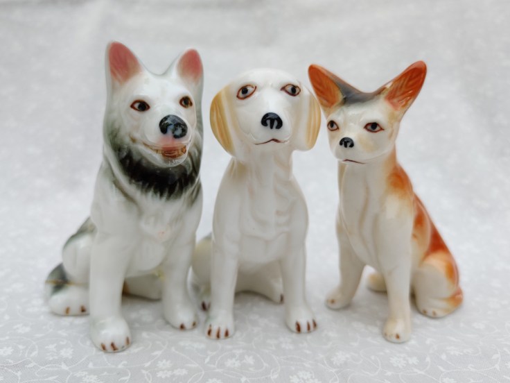 Keraamisia koirafiguureja.