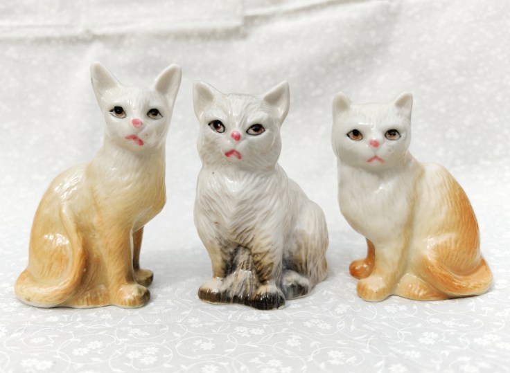 Keraamisia kissafiguureja.