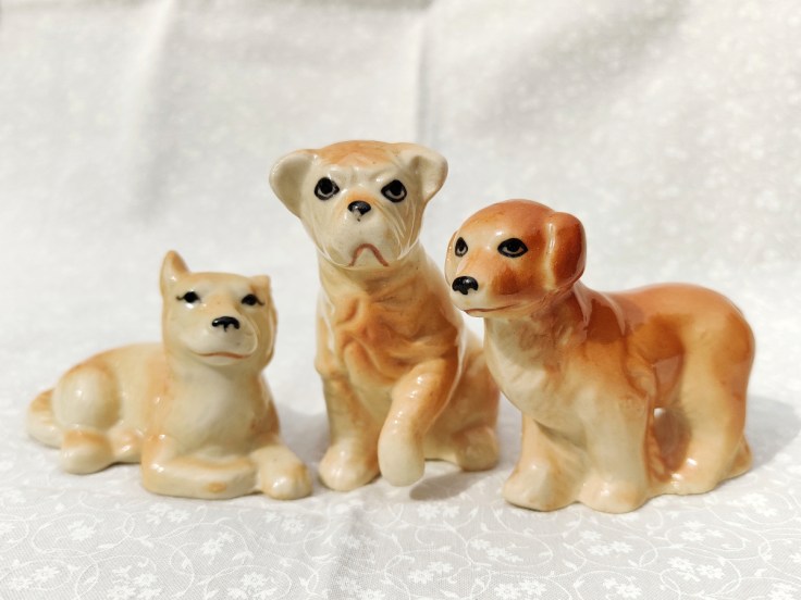 Keraamisia koirafiguureja.