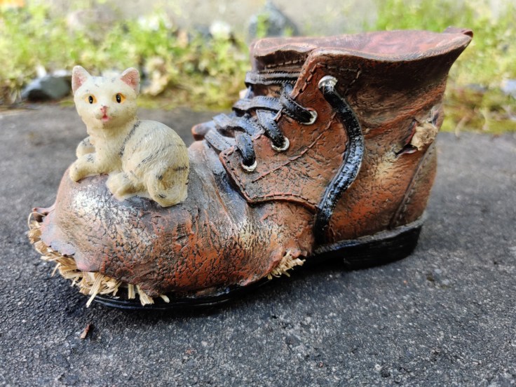 Kengänmuotoinen koristepurkki.