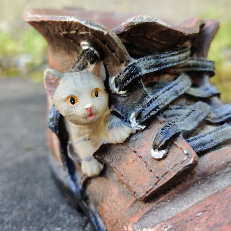 Yksityiskohta kengänmuotoisesta koristepurkista, kissahahmo.