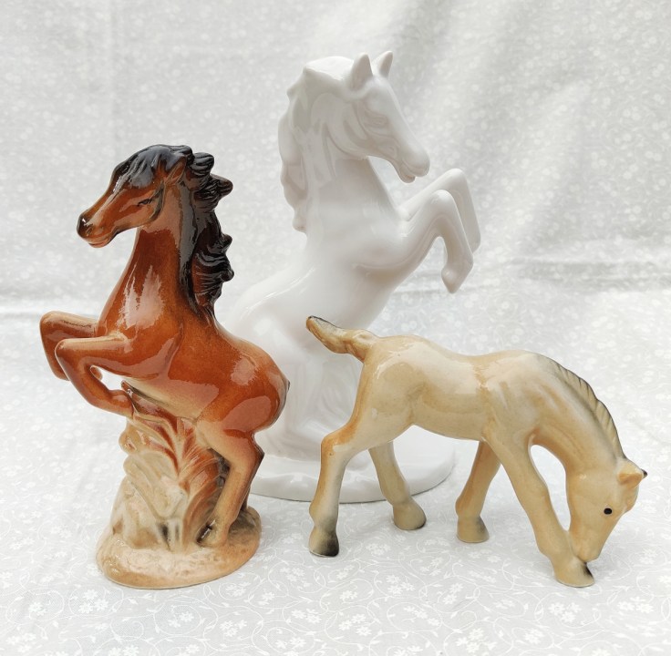 Kolme keraamista hevosfiguuria.