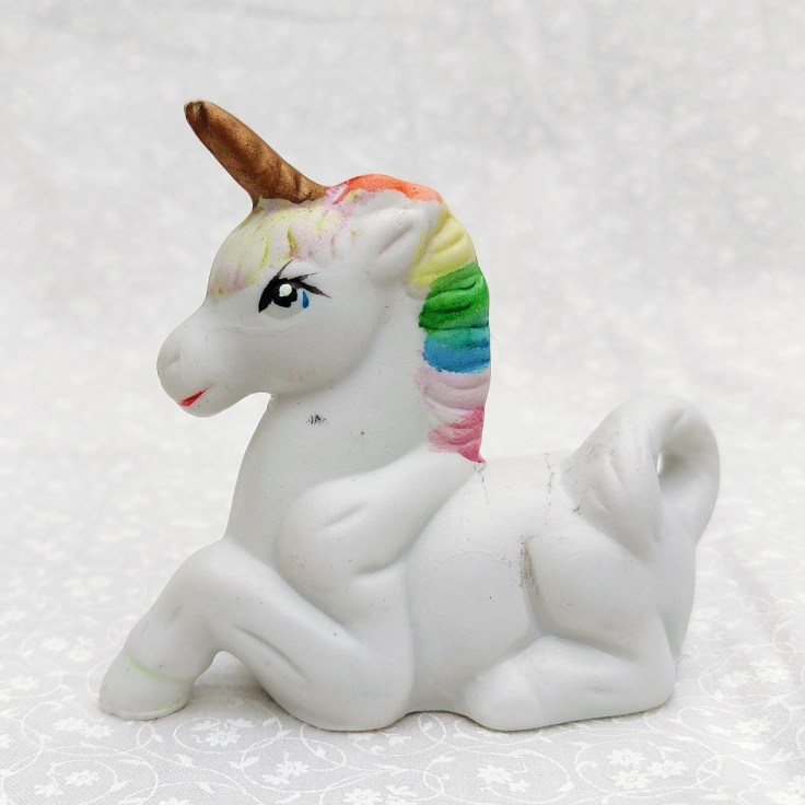 Keraaminen yksisarvinen.