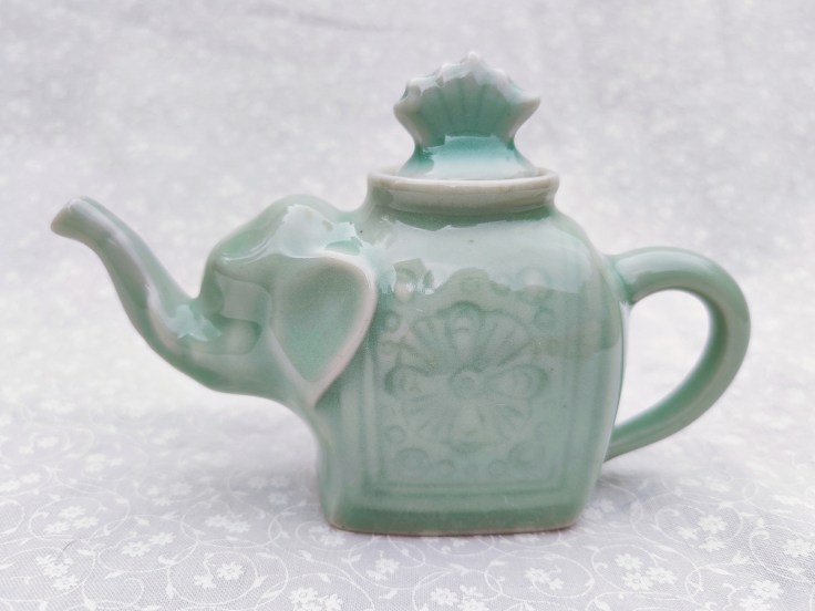 Pieni keraaminen elefantin muotoinen kannu.