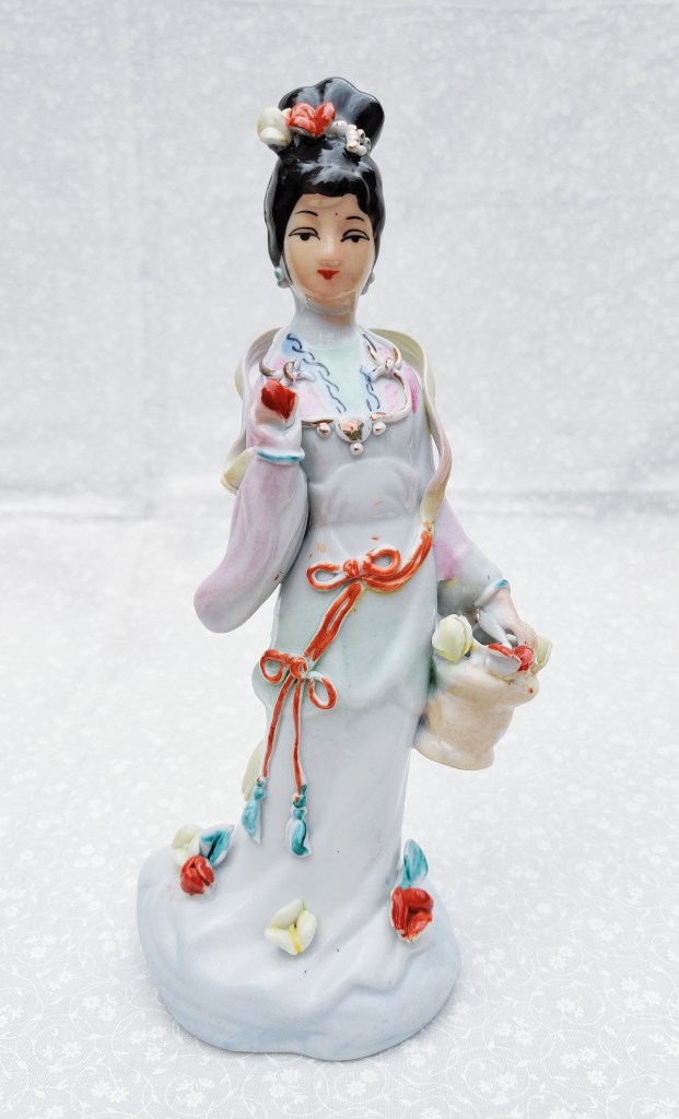 Keraaminen ihmisfiguuri.