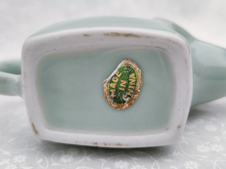 Made in China -lappu keraamisen koristekannun pohjassa.