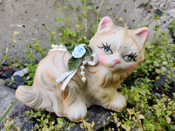 Keraaminen kissafiguuri.