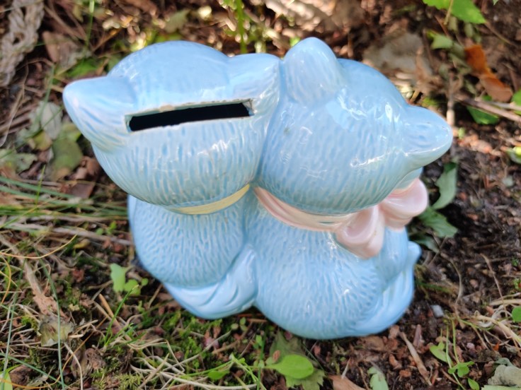 Keraaminen kahta kissaa esittävä kolikkopankki selkäpuolelta.