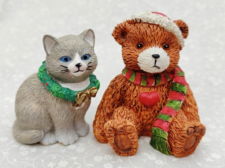 Jouluteemaiset kissafiguuri ja nallefiguuri.
