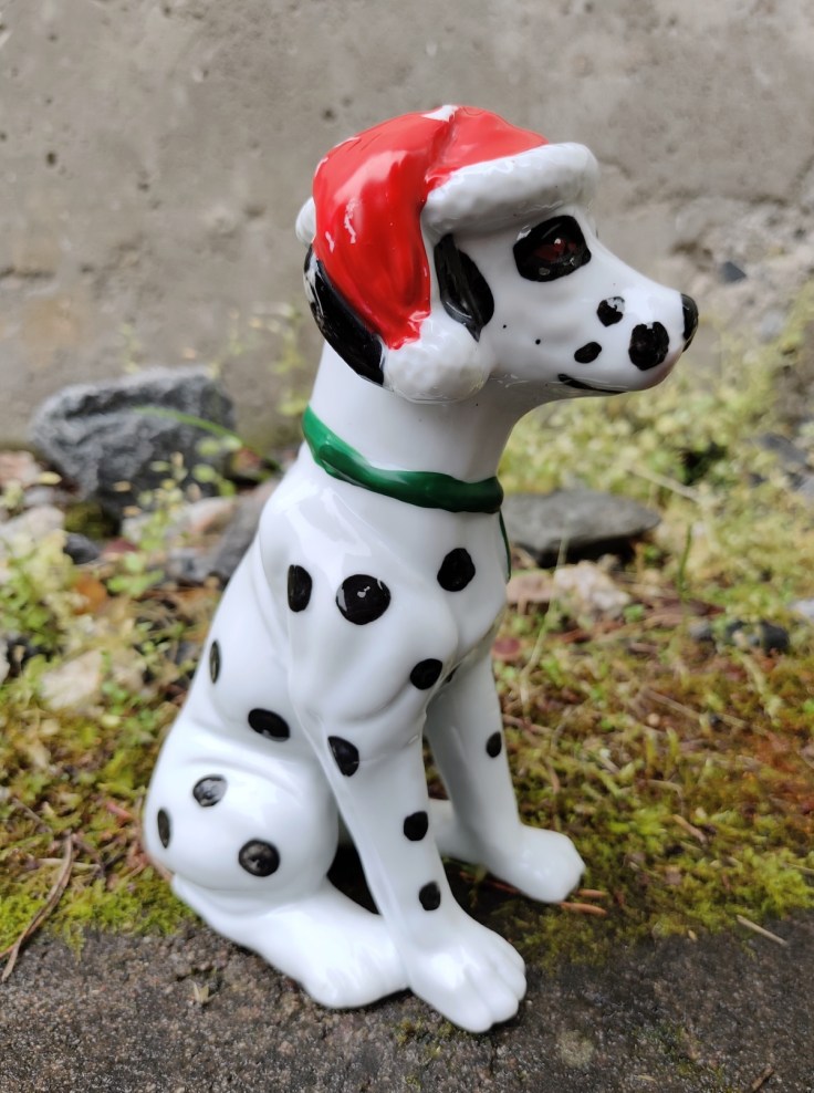 Jouluteemainen keramiikkakoira.