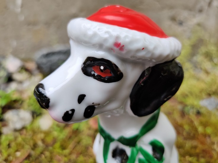 Jouluteemainen keramiikkakoira.
