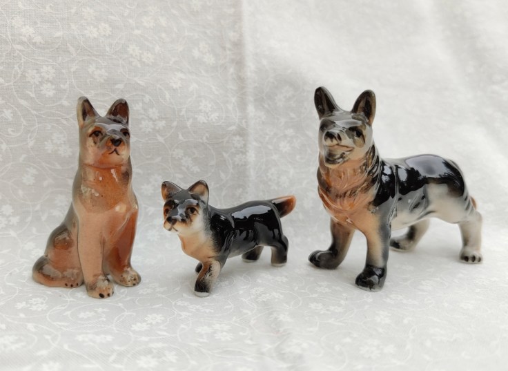 Eläinperhe. Keraamisia koirafiguureja.