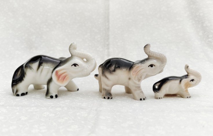 Eläinperhe. Keraamisia norsufiguureja.