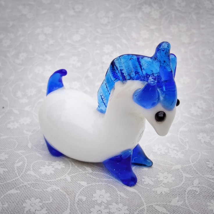 Pieni lasinen hevosfiguuri.