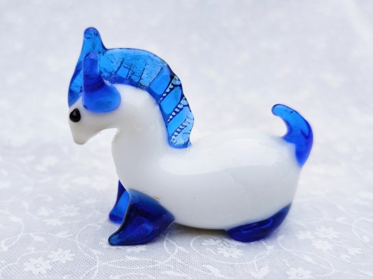 Pieni lasinen hevosfiguuri.