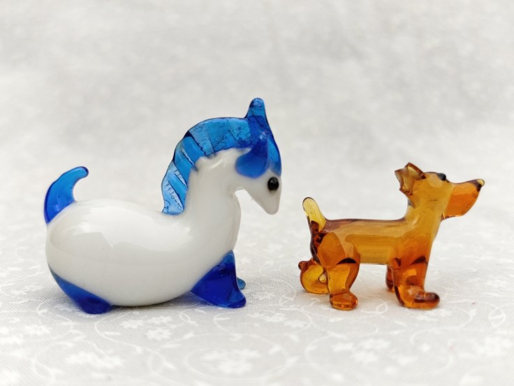 Lasihevonen ja lasikoira.