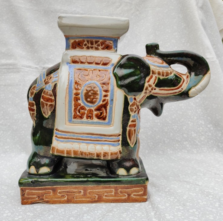 Keskikokoinen keraaminen elefanttipatsas.