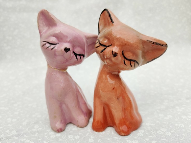 Kaksi keraamista kissafiguuria.
