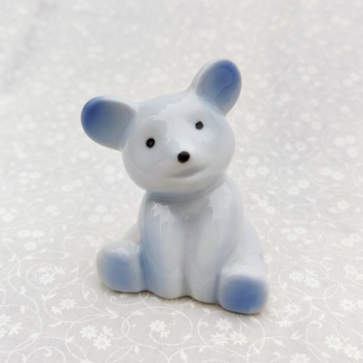 Istuva keramiikkanalle.