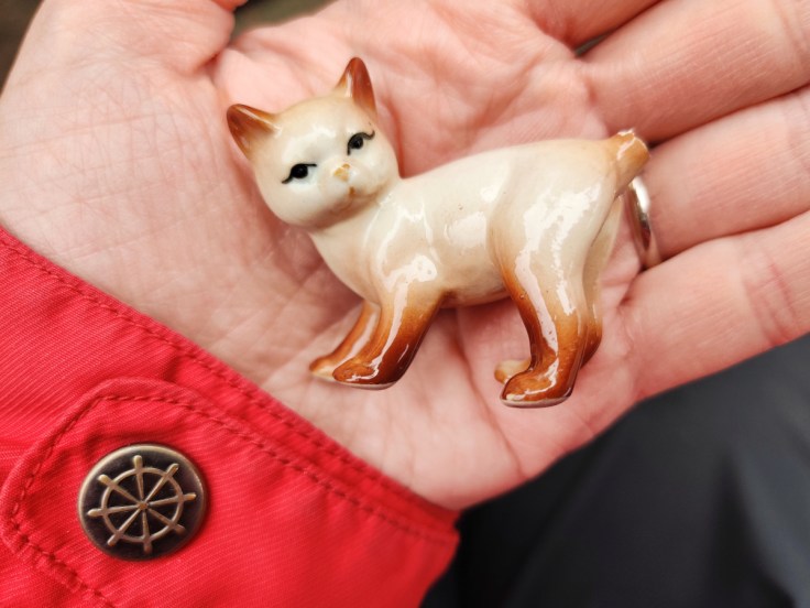 Keramiikkakissa, jonka häntä on poikki.