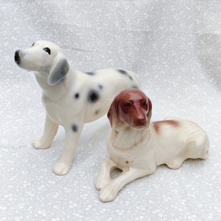 Kaksi keraamista koirafiguuria.