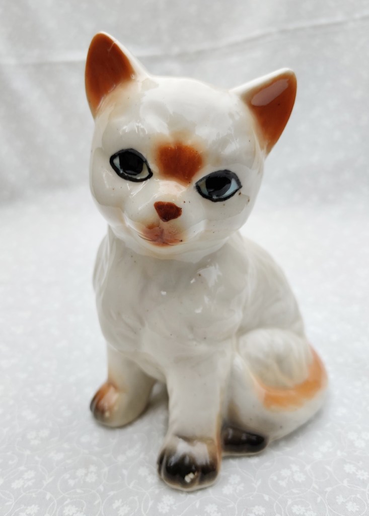 Keraaminen kissafiguuri.