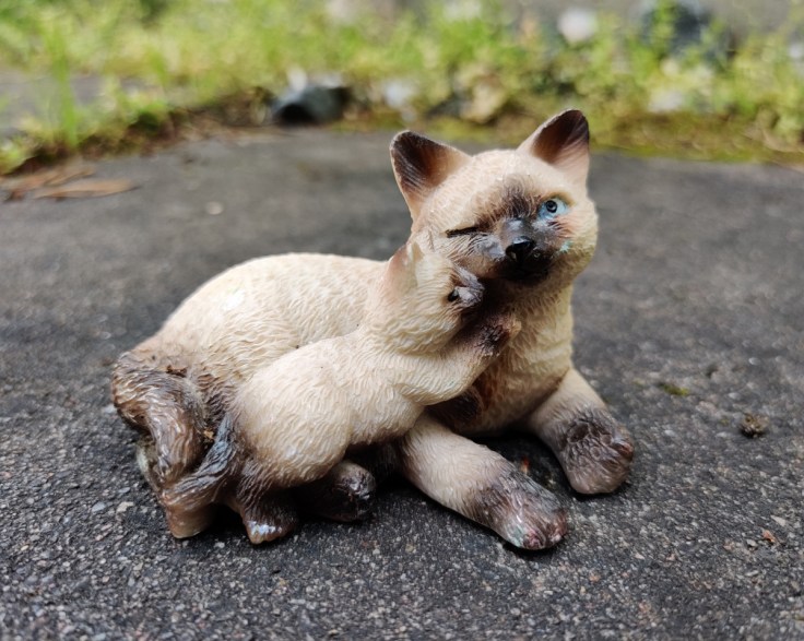 Koristefiguuri kissaemo pentuineen.