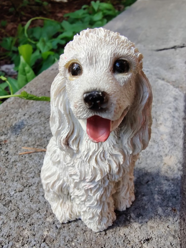 Istuva koirafiguuri.