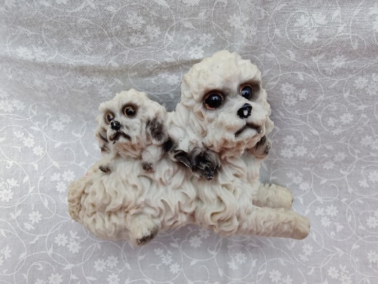 Koristefiguuri koiraemo pentuineen.