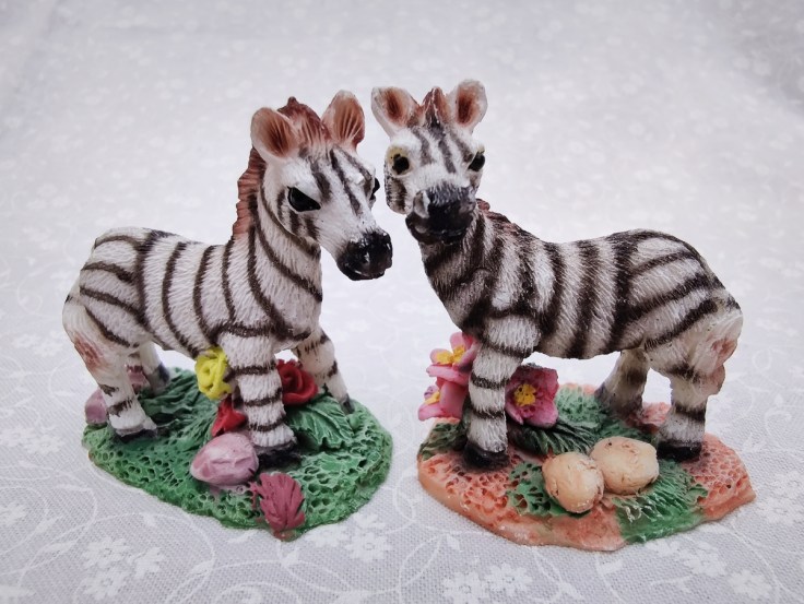 Kaksi pientä seeprafiguuria.