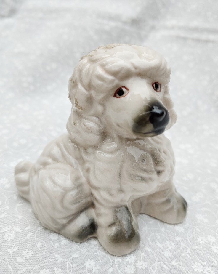 Keraaminen villakoirafiguuri.