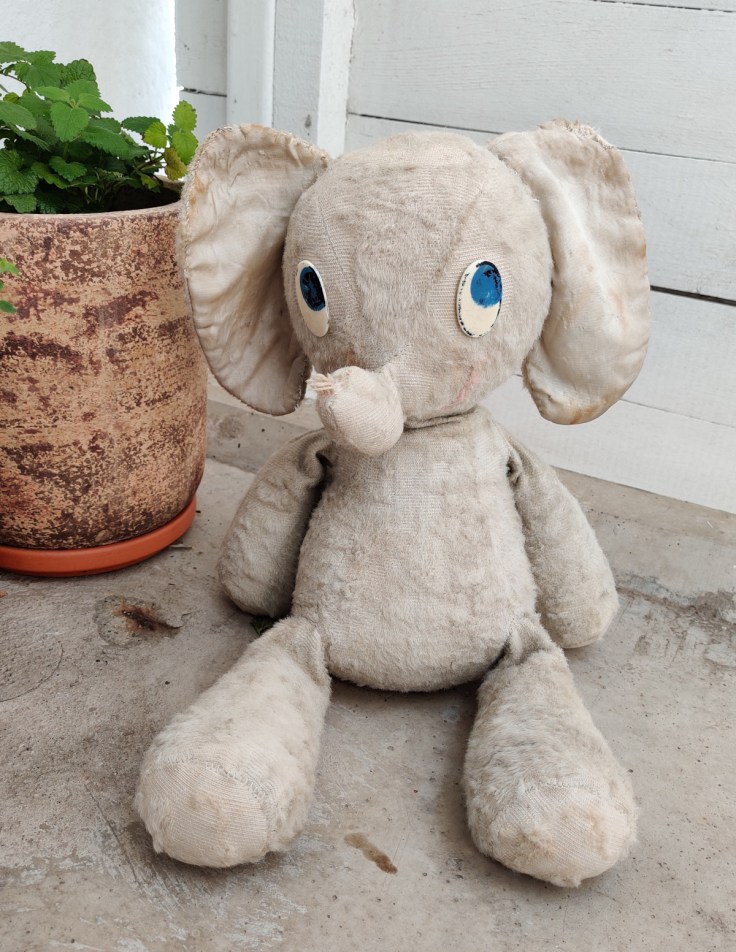 Norsu-pehmolelu 1960-luvulta.