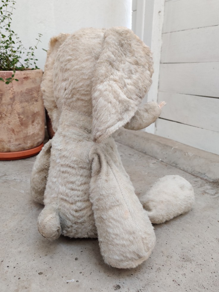 Norsu-pehmolelu 1960-luvulta, selän puoli.