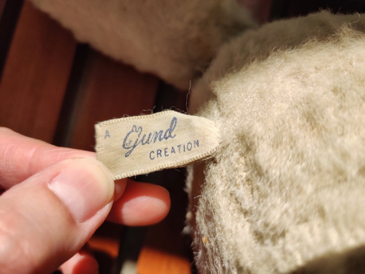 Norsu-pehmolelu 1960-luvulta, lelussa on lappu jossa lukee valmistajan nimi.