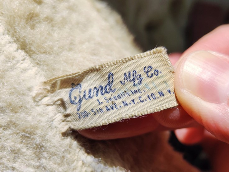 Norsu-pehmolelu 1960-luvulta, lelussa on lappu, jossa lukee valmistajan tietoja.