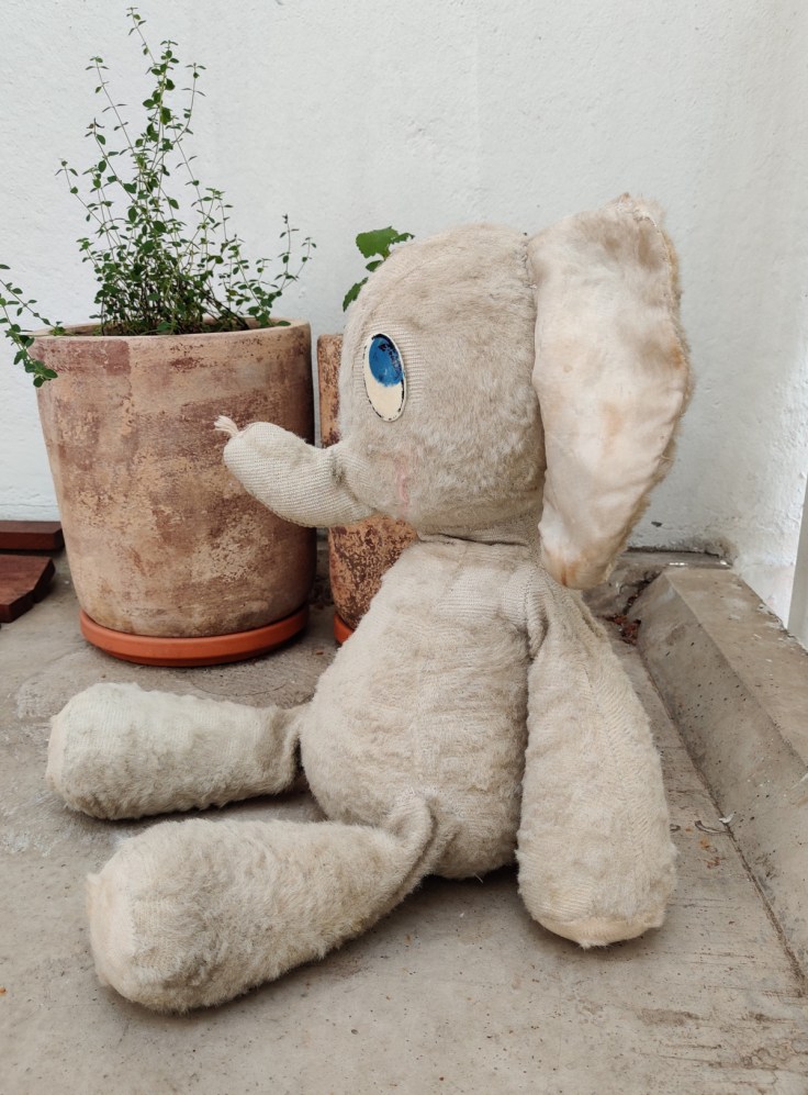 Norsu-pehmolelu 1960-luvulta, kuvattu sivulta.