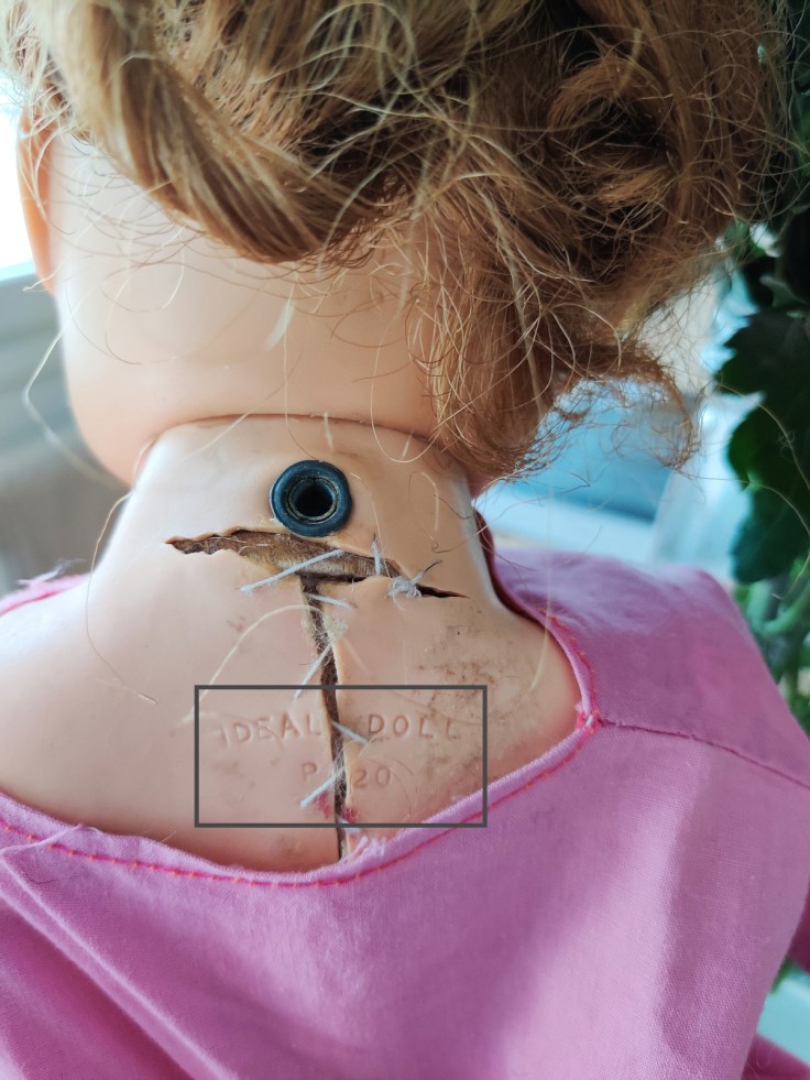 Ideal Doll nukke 1960-luvulta. Nuken selkäpuoli. Teksti Ideal Doll P 20 nuken selässä on kehystetty.