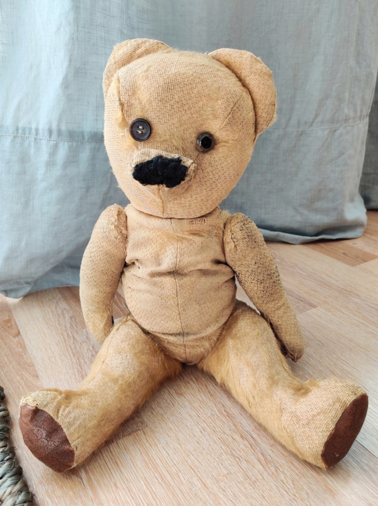 Istuva nalle 1950-luvulta.