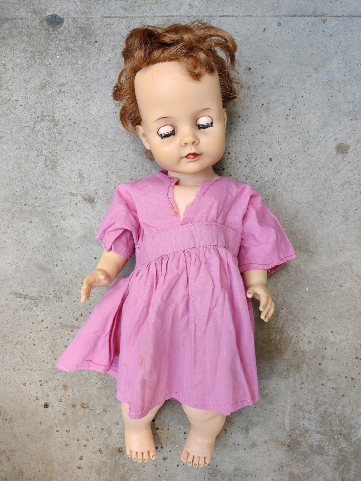 Ideal Doll nukke 1960-luvulta edestä kuvattuna, suljetut silmät.