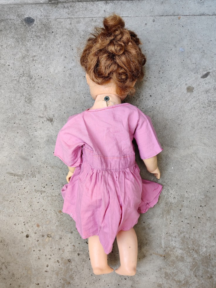 Ideal Doll nukke 1960-luvulta, kuva selän puolelta.