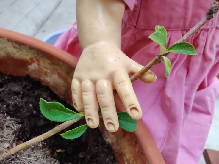 Ideal Doll nukke 1960-luvulta, lähikuva nuken kädestä.